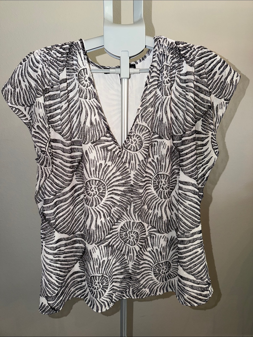 White House Black Market Black & White Sea Shell 🐚 Print V-Neck Blouse